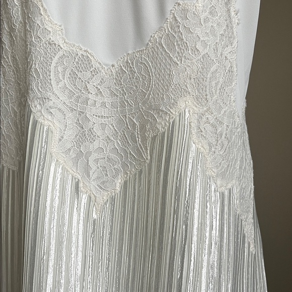 Express Lace Tank - Picture 3 of 5